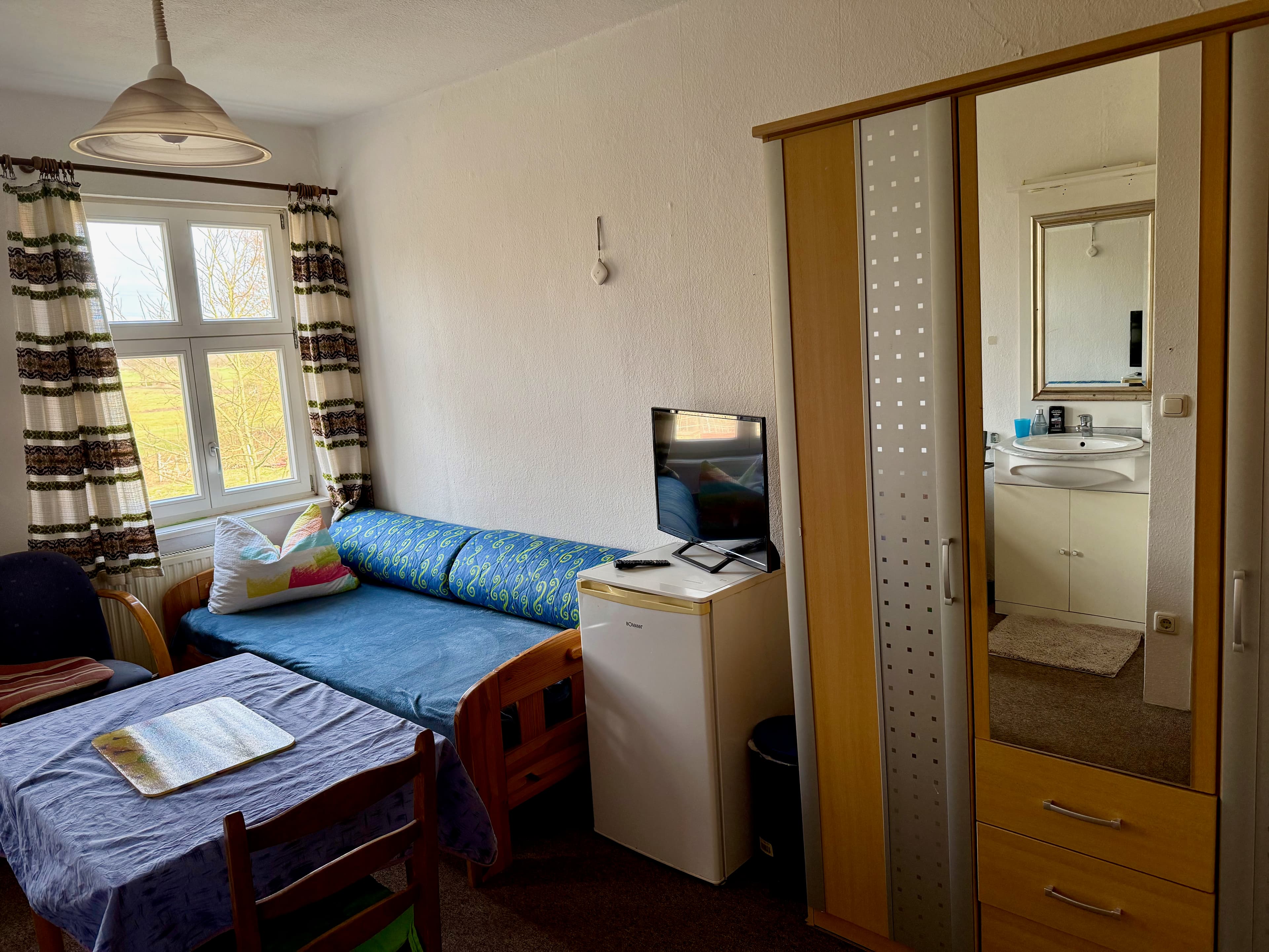 Einblick in Zimmer und Aufenthaltsbereiche bei Pein's Gästehaus 2