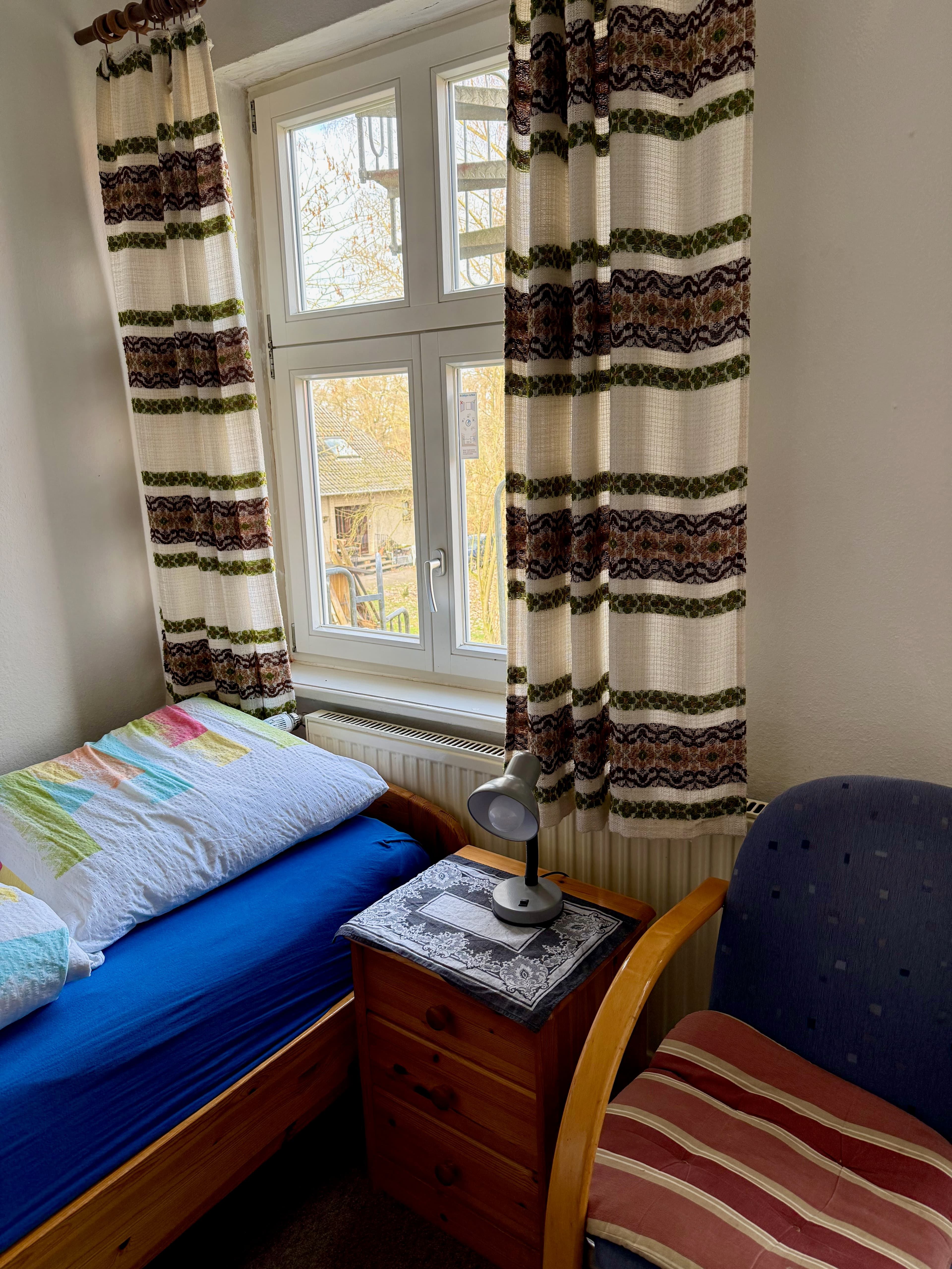 Einblick in Zimmer und Aufenthaltsbereiche bei Pein's Gästehaus 4