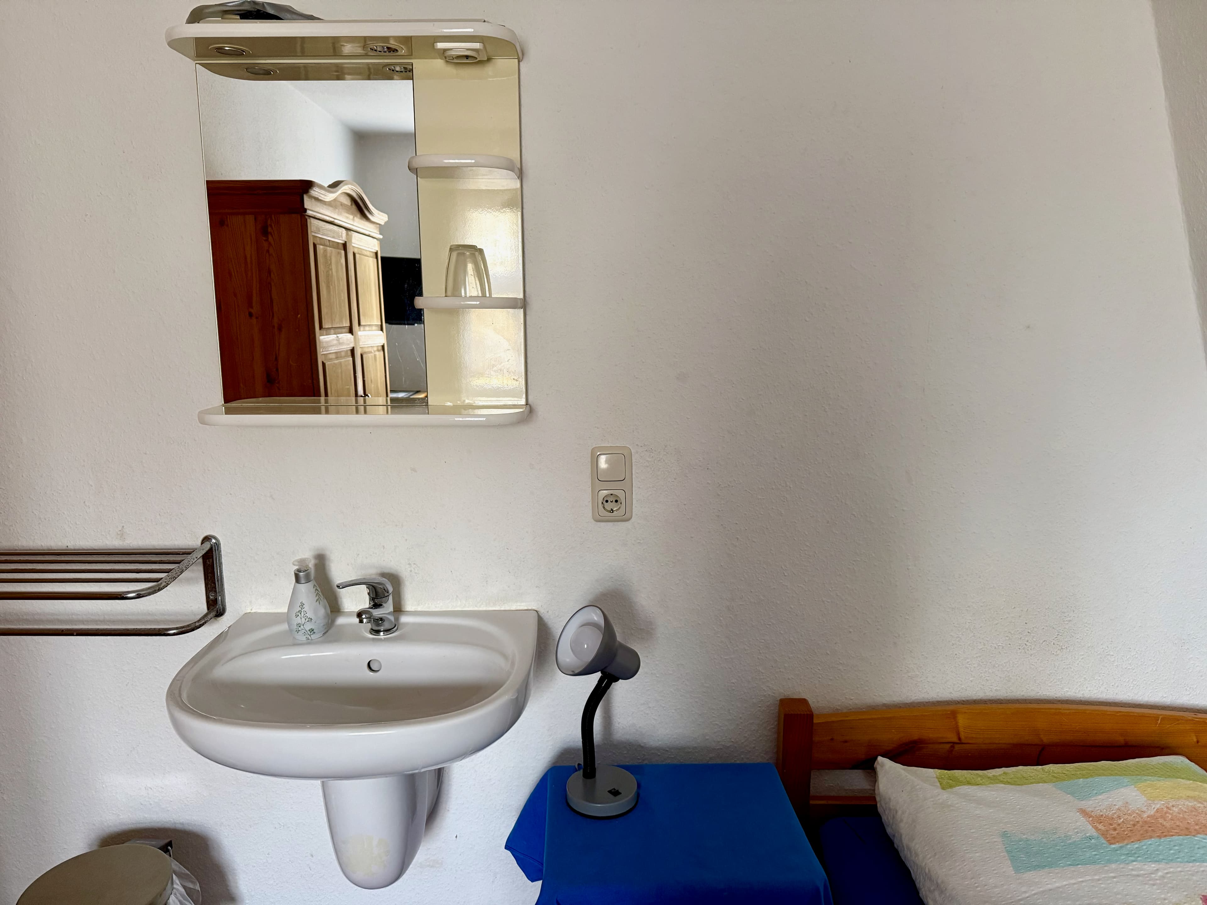 Einblick in Zimmer und Aufenthaltsbereiche bei Pein's Gästehaus 7