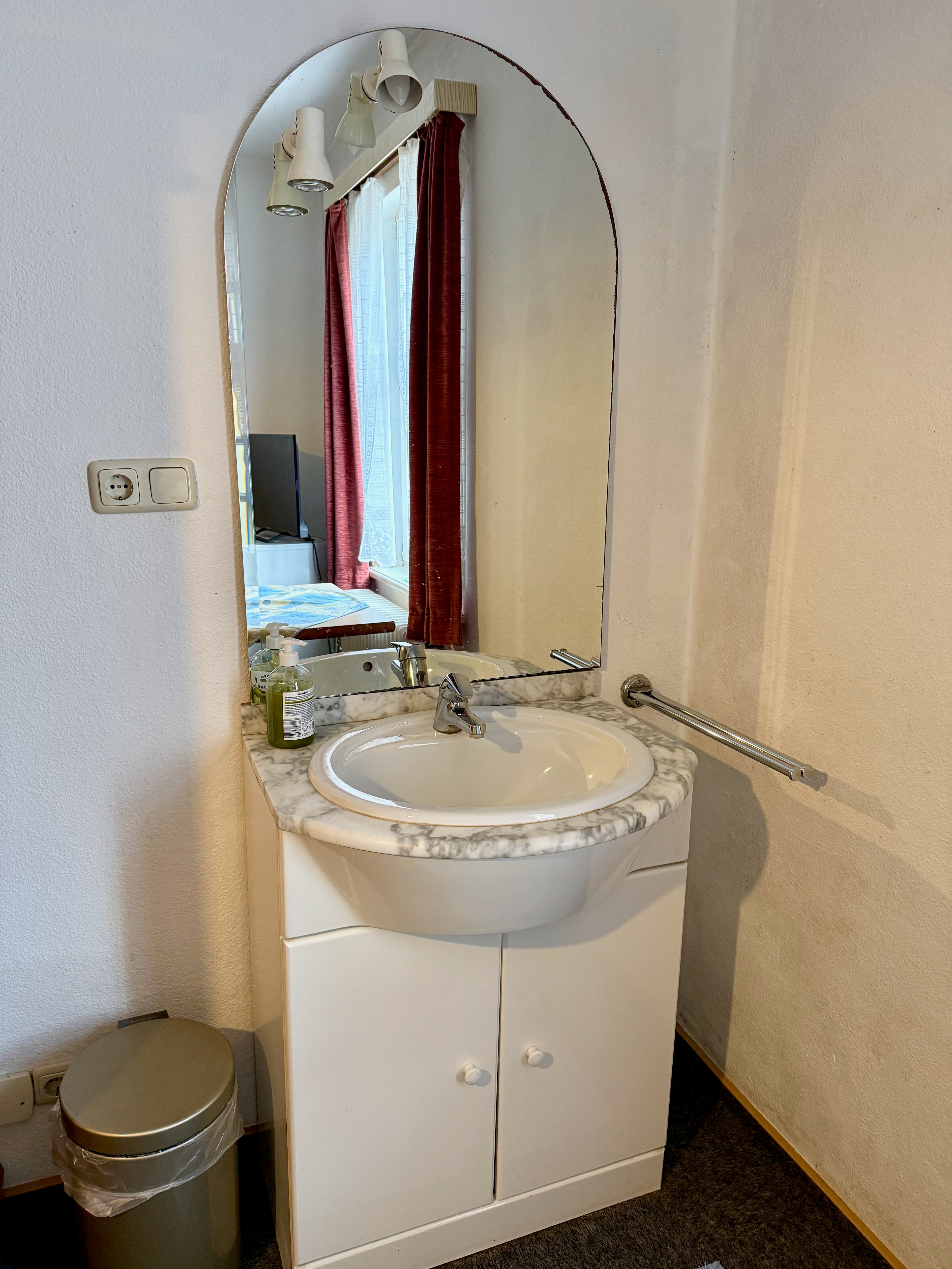 Einblick in Zimmer und Aufenthaltsbereiche bei Pein's Gästehaus 8