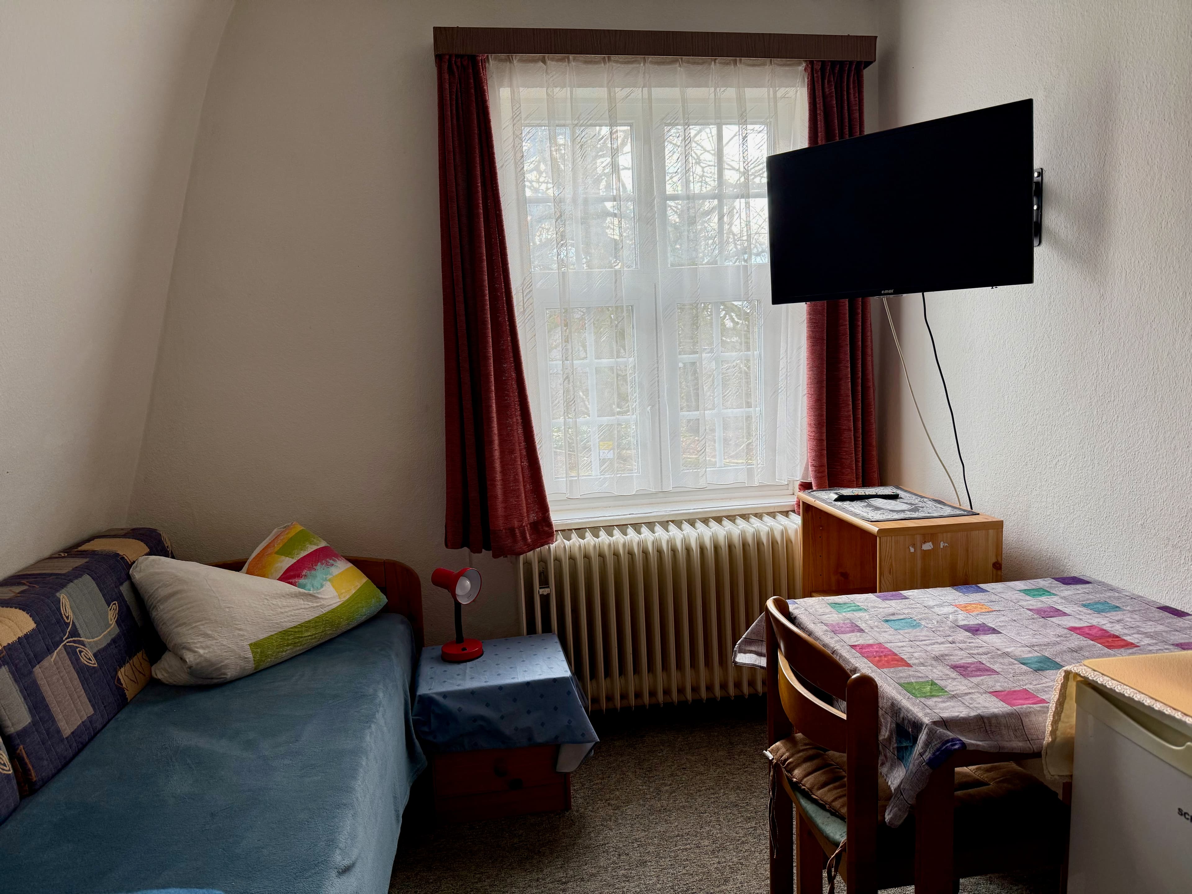 Einblick in Zimmer und Aufenthaltsbereiche bei Pein's Gästehaus 11