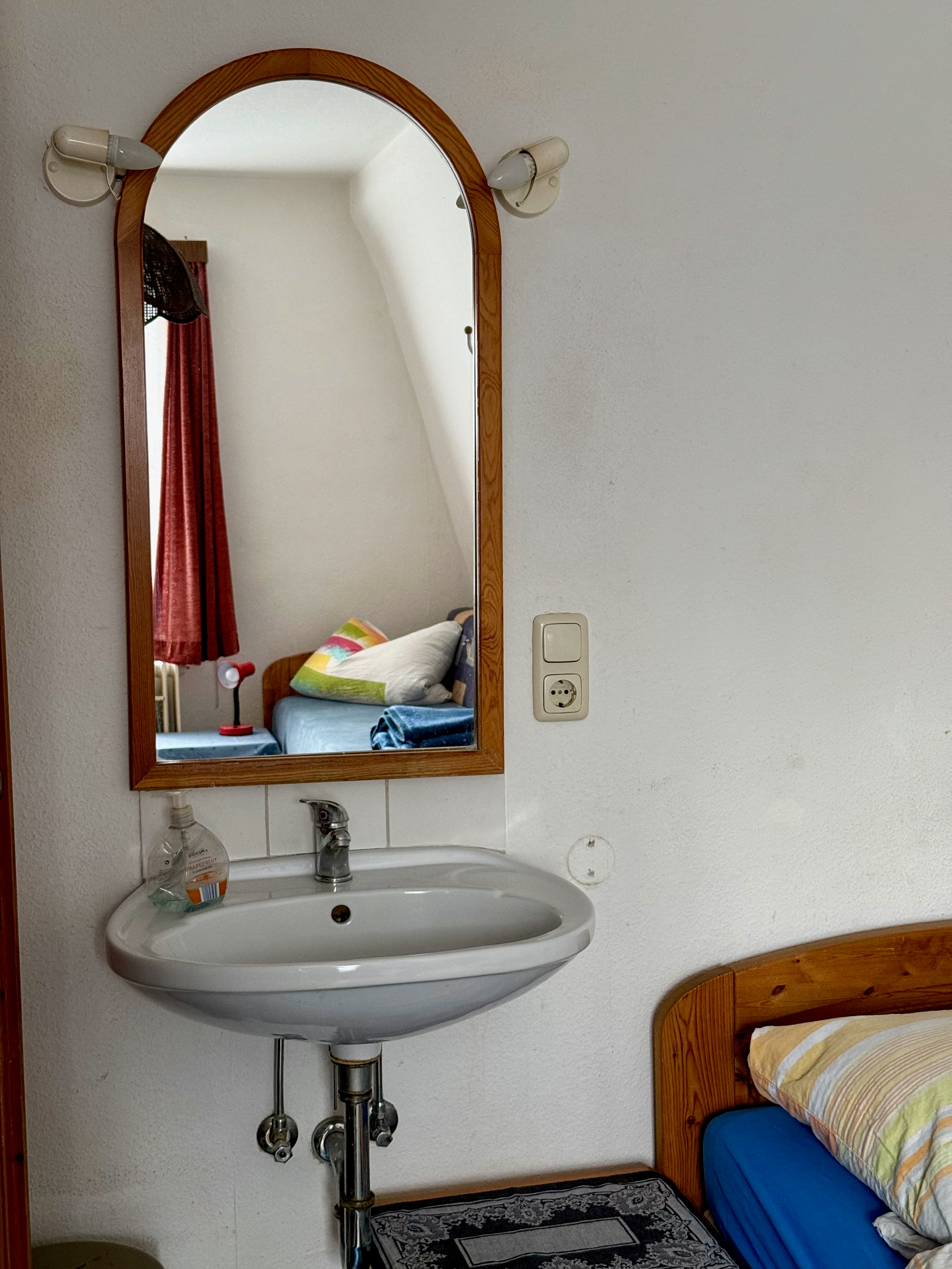 Einblick in Zimmer und Aufenthaltsbereiche bei Pein's Gästehaus 12