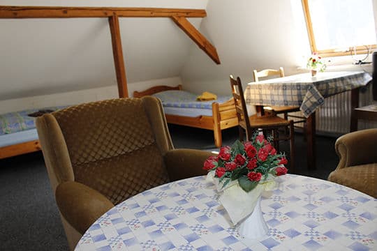 Einblick in Zimmer und Aufenthaltsbereiche bei Pein's Gästehaus 15